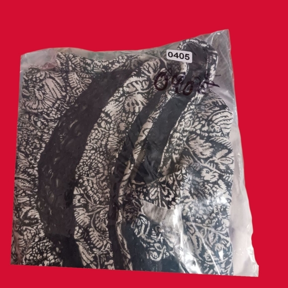 Lucky Brand Womens Cold Shoulder Top Black & White Floral Lace Trim Small - Picture 12 of 12